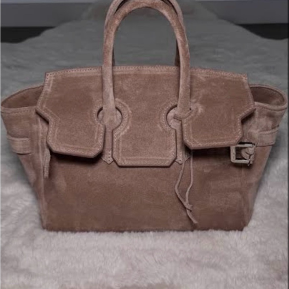 Hi ❤️ been looking for a purse like this !!